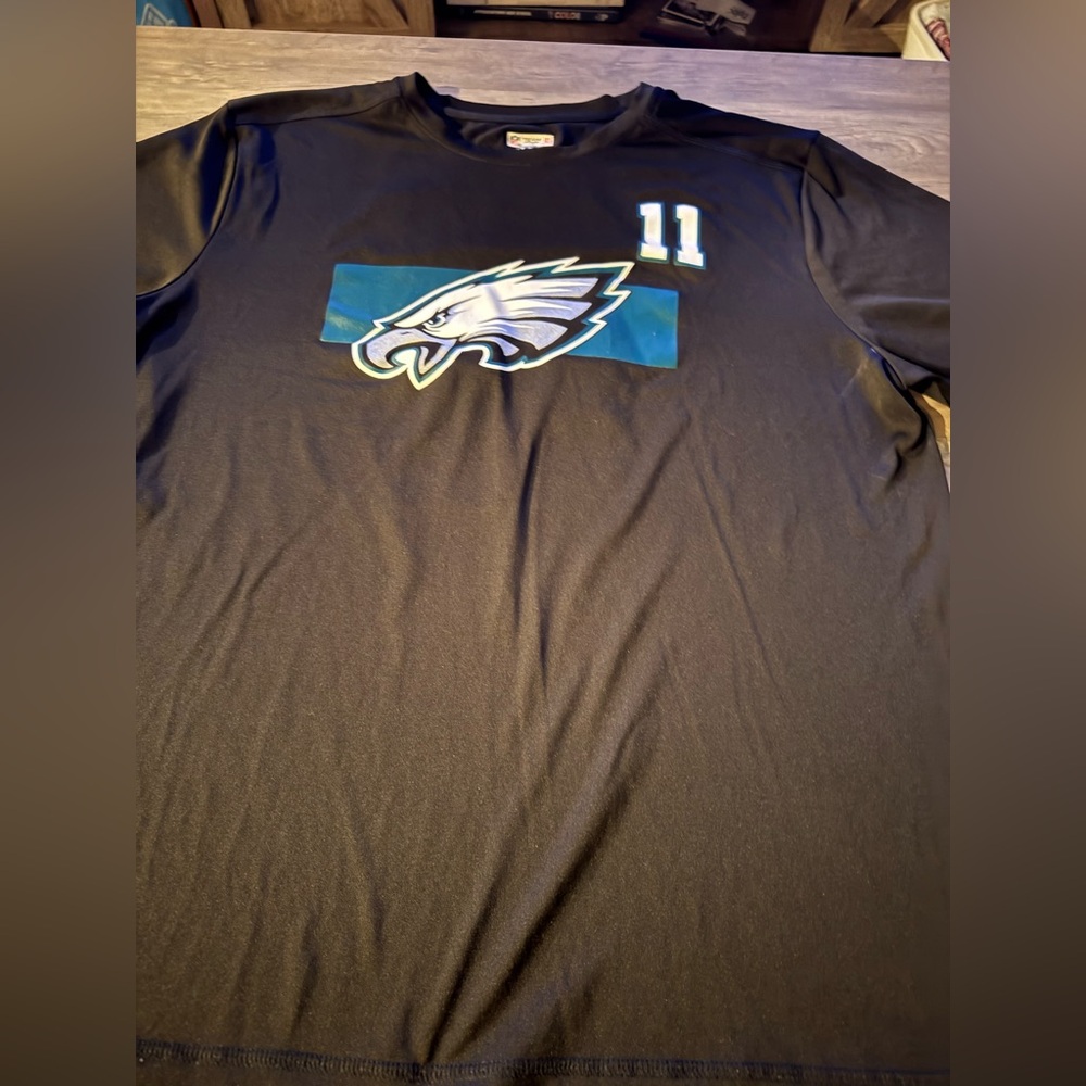 NFL Philadelphia Eagles Carson Wentz Jersey T-Shirt Men’s Size XL